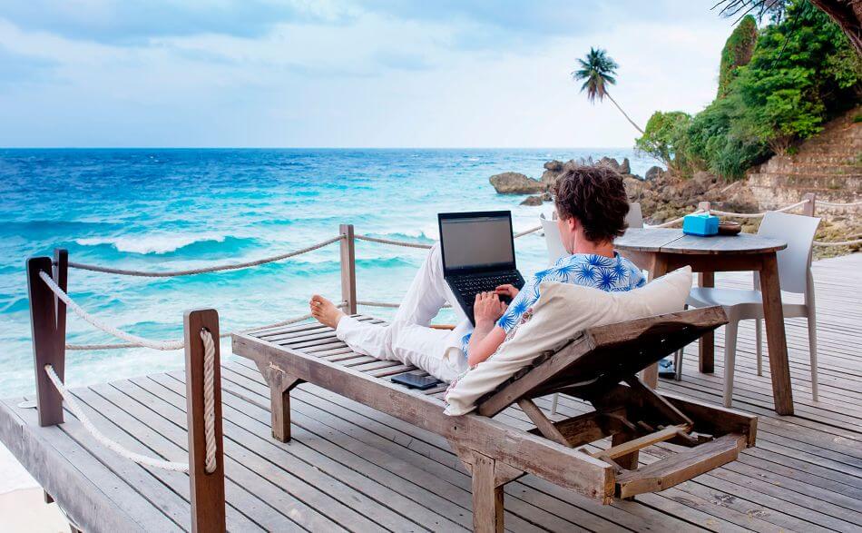 Freelancer managing accounting and invoices with FreshBooks software